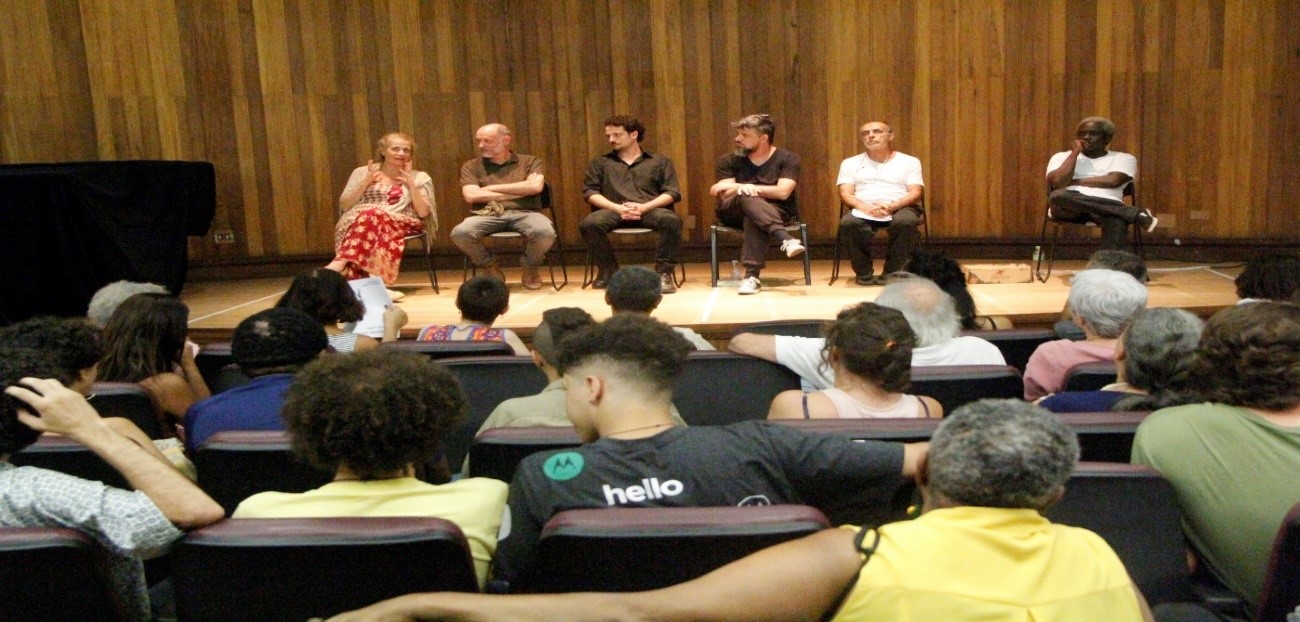 Graça Berman, Marcus Cardelíquio, Ricardo Monastero, Gira de Oliveira, Walter Breda e Eduardo Silva em bate-papo com o público após da leitura de CIRCO DE BARATAS.